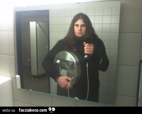 l'errore del selfie in bagno, sfondo non evocativo, luce che riflette sullo specchio e crea l'alone bianco e di riflesso un arredamento freddo e non adatto ad una foto